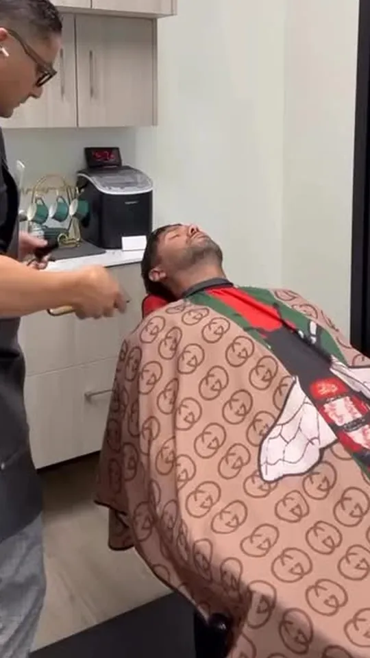 Aldo cutting a client's hair at the chair
